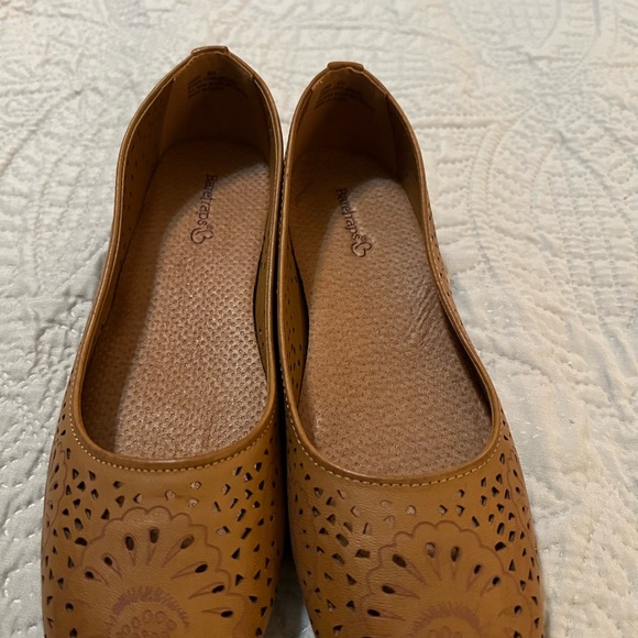 Size 8 women’s baretraps flats - Picture 3 of 4